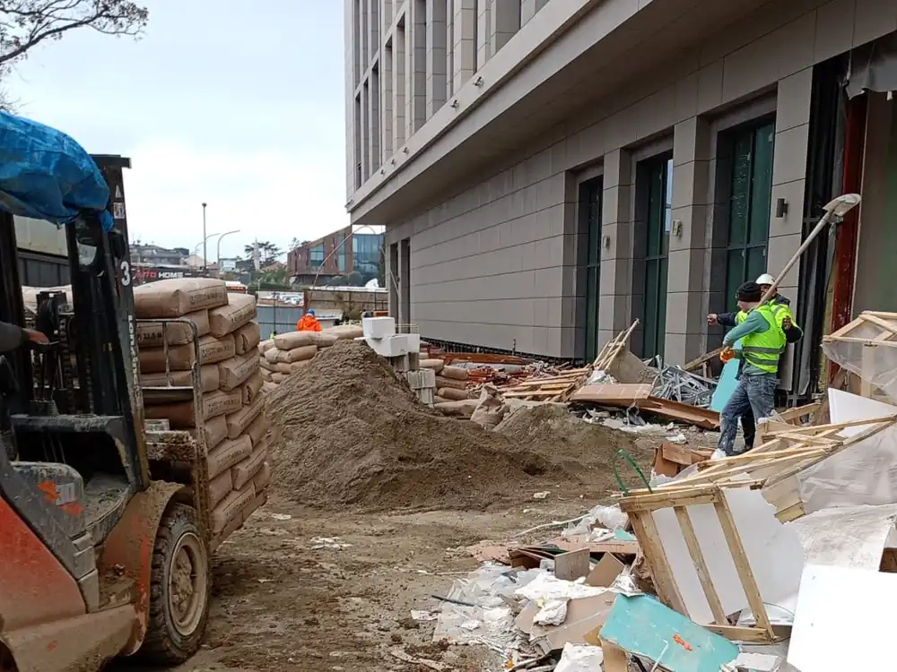 Şantiyeye forklift ile çimento indirme