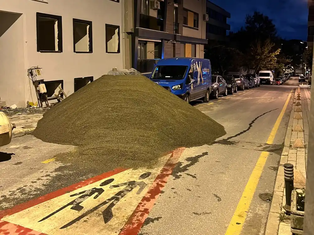 Üsküdar'a tır ile kum teslimatı